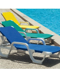 Sedia a sdraio in piscina blu, giallo, verde, stz1040001